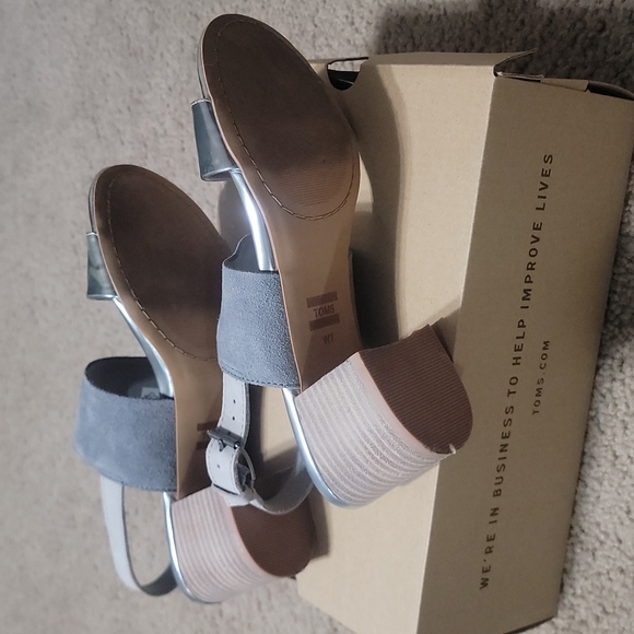 Tom's Poppy Gray & Silver Sandals Size 7 - Picture 4 of 5